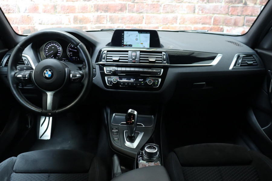 BMW 1-serie 118i Executive M Sport Pakket Automaat 5 deurs / Navigatiesysteem / 18 Inch / LED / Trekhaak / Extra Getint Glas / Stoelverwarming / LED / Climate Control / Hifi / Lichtpakket / Cruise Control / Bluetooth / Shadow Line