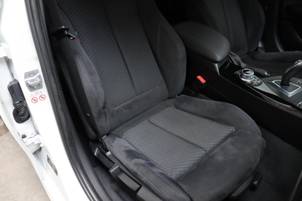 BMW 1-serie 118i Executive M Sport Pakket Automaat 5 deurs / Navigatiesysteem / 18 Inch / LED / Trekhaak / Extra Getint Glas / Stoelverwarming / LED / Climate Control / Hifi / Lichtpakket / Cruise Control / Bluetooth / Shadow Line