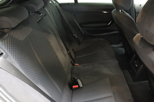 BMW 1-serie 118i Executive M Sport Pakket Automaat 5 deurs / Navigatiesysteem / 18 Inch / LED / Trekhaak / Extra Getint Glas / Stoelverwarming / LED / Climate Control / Hifi / Lichtpakket / Cruise Control / Bluetooth / Shadow Line
