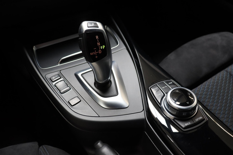 BMW 1-serie 118i Executive M Sport Pakket Automaat 5 deurs / Navigatiesysteem / 18 Inch / LED / Trekhaak / Extra Getint Glas / Stoelverwarming / LED / Climate Control / Hifi / Lichtpakket / Cruise Control / Bluetooth / Shadow Line