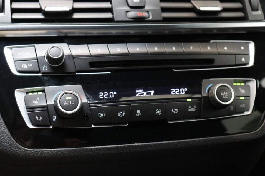 BMW 1-serie 118i Executive M Sport Pakket Automaat 5 deurs / Navigatiesysteem / 18 Inch / LED / Trekhaak / Extra Getint Glas / Stoelverwarming / LED / Climate Control / Hifi / Lichtpakket / Cruise Control / Bluetooth / Shadow Line