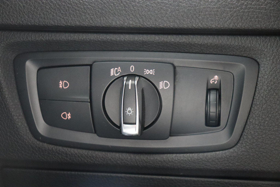 BMW 1-serie 118i Executive M Sport Pakket Automaat 5 deurs / Navigatiesysteem / 18 Inch / LED / Trekhaak / Extra Getint Glas / Stoelverwarming / LED / Climate Control / Hifi / Lichtpakket / Cruise Control / Bluetooth / Shadow Line