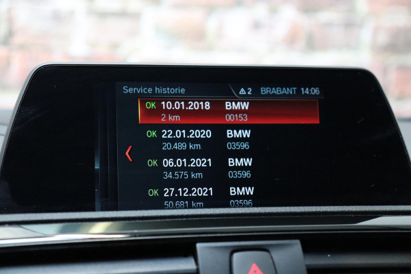 BMW 1-serie 118i Executive M Sport Pakket Automaat 5 deurs / Navigatiesysteem / 18 Inch / LED / Trekhaak / Extra Getint Glas / Stoelverwarming / LED / Climate Control / Hifi / Lichtpakket / Cruise Control / Bluetooth / Shadow Line