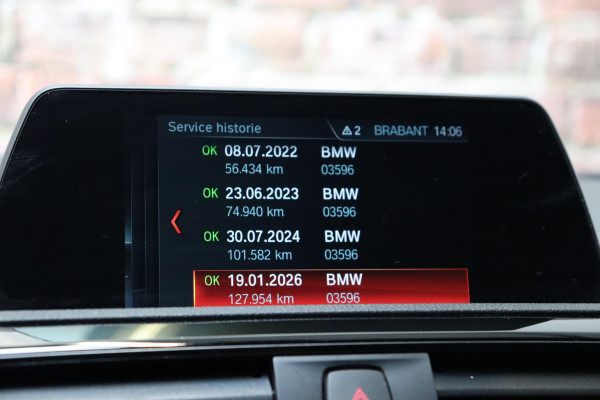 BMW 1-serie 118i Executive M Sport Pakket Automaat 5 deurs / Navigatiesysteem / 18 Inch / LED / Trekhaak / Extra Getint Glas / Stoelverwarming / LED / Climate Control / Hifi / Lichtpakket / Cruise Control / Bluetooth / Shadow Line