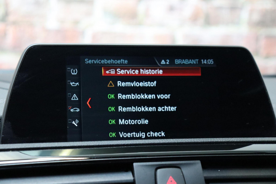 BMW 1-serie 118i Executive M Sport Pakket Automaat 5 deurs / Navigatiesysteem / 18 Inch / LED / Trekhaak / Extra Getint Glas / Stoelverwarming / LED / Climate Control / Hifi / Lichtpakket / Cruise Control / Bluetooth / Shadow Line