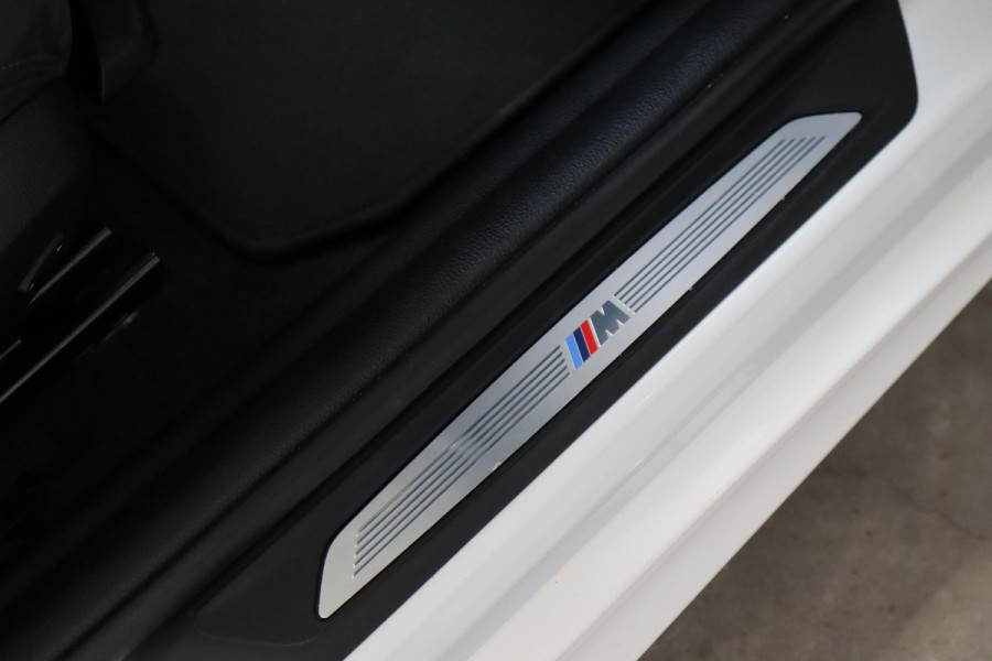 BMW 1-serie 118i Executive M Sport Pakket Automaat 5 deurs / Navigatiesysteem / 18 Inch / LED / Trekhaak / Extra Getint Glas / Stoelverwarming / LED / Climate Control / Hifi / Lichtpakket / Cruise Control / Bluetooth / Shadow Line