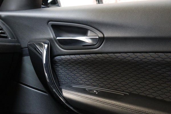 BMW 1-serie 118i Executive M Sport Pakket Automaat 5 deurs / Navigatiesysteem / 18 Inch / LED / Trekhaak / Extra Getint Glas / Stoelverwarming / LED / Climate Control / Hifi / Lichtpakket / Cruise Control / Bluetooth / Shadow Line