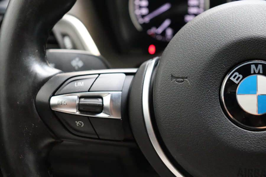 BMW 1-serie 118i Executive M Sport Pakket Automaat 5 deurs / Navigatiesysteem / 18 Inch / LED / Trekhaak / Extra Getint Glas / Stoelverwarming / LED / Climate Control / Hifi / Lichtpakket / Cruise Control / Bluetooth / Shadow Line