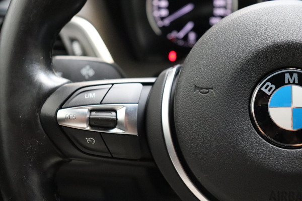 BMW 1-serie 118i Executive M Sport Pakket Automaat 5 deurs / Navigatiesysteem / 18 Inch / LED / Trekhaak / Extra Getint Glas / Stoelverwarming / LED / Climate Control / Hifi / Lichtpakket / Cruise Control / Bluetooth / Shadow Line