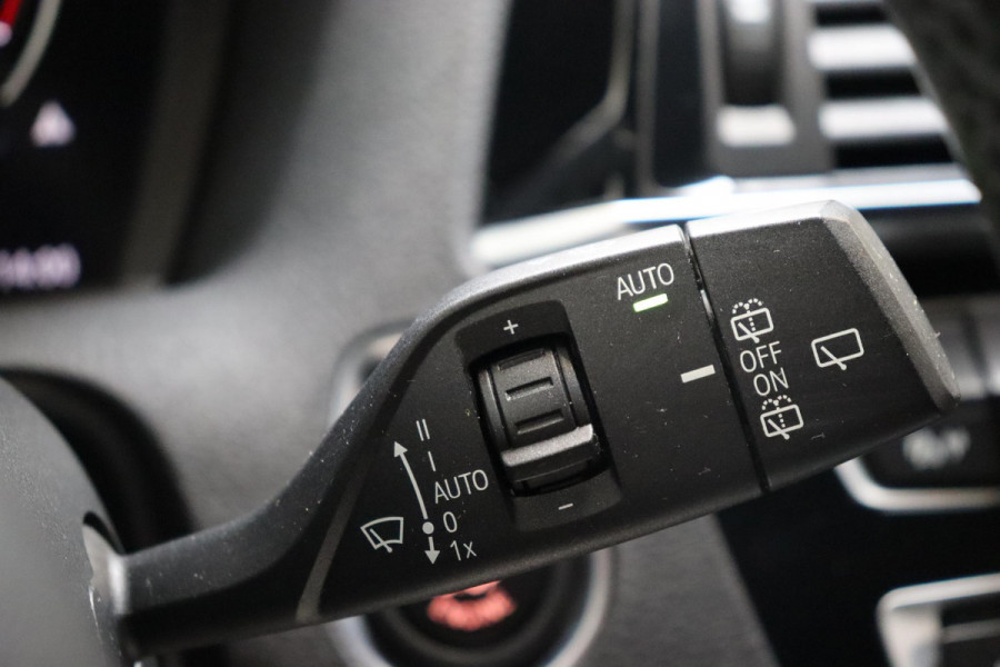 BMW 1-serie 118i Executive M Sport Pakket Automaat 5 deurs / Navigatiesysteem / 18 Inch / LED / Trekhaak / Extra Getint Glas / Stoelverwarming / LED / Climate Control / Hifi / Lichtpakket / Cruise Control / Bluetooth / Shadow Line