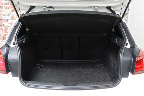 BMW 1-serie 118i Executive M Sport Pakket Automaat 5 deurs / Navigatiesysteem / 18 Inch / LED / Trekhaak / Extra Getint Glas / Stoelverwarming / LED / Climate Control / Hifi / Lichtpakket / Cruise Control / Bluetooth / Shadow Line