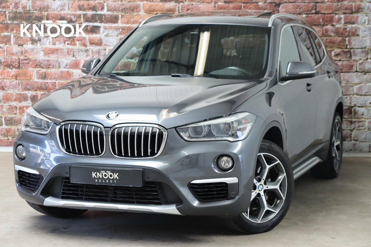 BMW X1 sDrive20i High Executive xLine Automaat / Navigatiesysteem Plus / Leder / Trekhaak / Panoramadak / 18 Inch / Extra Getint Glas / Stoelverwarming / Achteruitrijcamera / Climate Control / Head-Up Display / LED / Hifi / Sportstoelen / DAB / Lichtpakket / Parkeersensoren