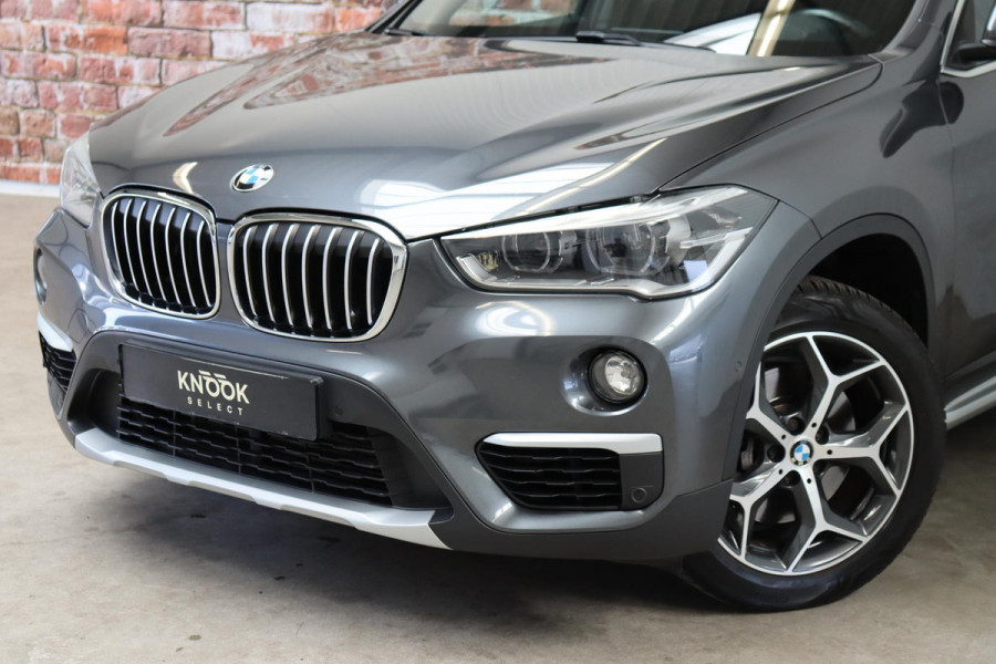BMW X1 sDrive20i High Executive xLine Automaat / Navigatiesysteem Plus / Leder / Trekhaak / Panoramadak / 18 Inch / Extra Getint Glas / Stoelverwarming / Achteruitrijcamera / Climate Control / Head-Up Display / LED / Hifi / Sportstoelen / DAB / Lichtpakket / Parkeersensoren