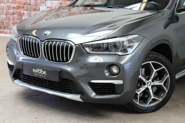 BMW X1 sDrive20i High Executive xLine Automaat / Navigatiesysteem Plus / Leder / Trekhaak / Panoramadak / 18 Inch / Extra Getint Glas / Stoelverwarming / Achteruitrijcamera / Climate Control / Head-Up Display / LED / Hifi / Sportstoelen / DAB / Lichtpakket / Parkeersensoren