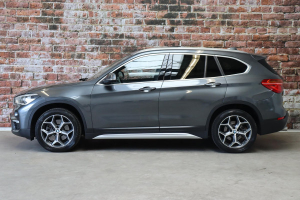 BMW X1 sDrive20i High Executive xLine Automaat / Navigatiesysteem Plus / Leder / Trekhaak / Panoramadak / 18 Inch / Extra Getint Glas / Stoelverwarming / Achteruitrijcamera / Climate Control / Head-Up Display / LED / Hifi / Sportstoelen / DAB / Lichtpakket / Parkeersensoren