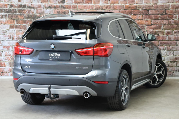 BMW X1 sDrive20i High Executive xLine Automaat / Navigatiesysteem Plus / Leder / Trekhaak / Panoramadak / 18 Inch / Extra Getint Glas / Stoelverwarming / Achteruitrijcamera / Climate Control / Head-Up Display / LED / Hifi / Sportstoelen / DAB / Lichtpakket / Parkeersensoren