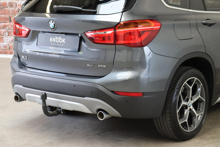 BMW X1 sDrive20i High Executive xLine Automaat / Navigatiesysteem Plus / Leder / Trekhaak / Panoramadak / 18 Inch / Extra Getint Glas / Stoelverwarming / Achteruitrijcamera / Climate Control / Head-Up Display / LED / Hifi / Sportstoelen / DAB / Lichtpakket / Parkeersensoren