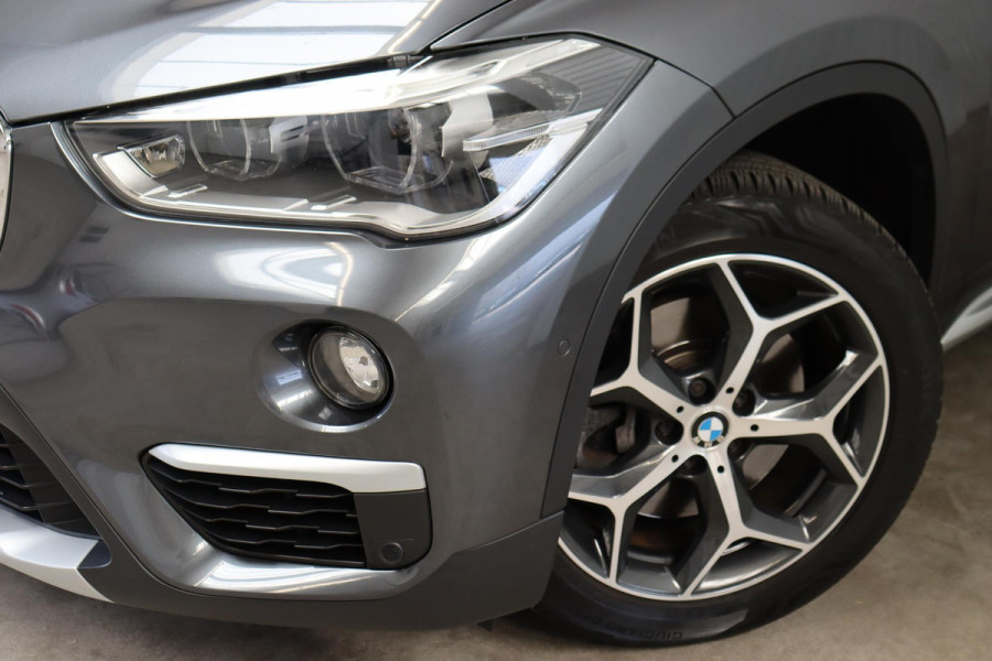 BMW X1 sDrive20i High Executive xLine Automaat / Navigatiesysteem Plus / Leder / Trekhaak / Panoramadak / 18 Inch / Extra Getint Glas / Stoelverwarming / Achteruitrijcamera / Climate Control / Head-Up Display / LED / Hifi / Sportstoelen / DAB / Lichtpakket / Parkeersensoren