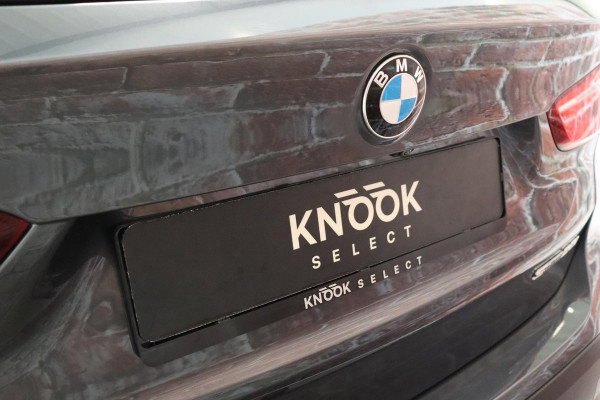 BMW X1 sDrive20i High Executive xLine Automaat / Navigatiesysteem Plus / Leder / Trekhaak / Panoramadak / 18 Inch / Extra Getint Glas / Stoelverwarming / Achteruitrijcamera / Climate Control / Head-Up Display / LED / Hifi / Sportstoelen / DAB / Lichtpakket / Parkeersensoren