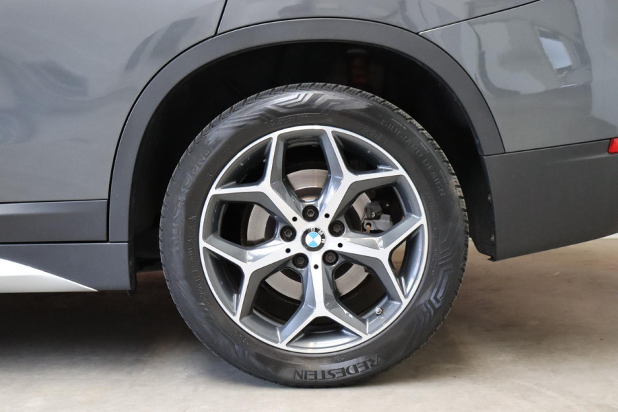 BMW X1 sDrive20i High Executive xLine Automaat / Navigatiesysteem Plus / Leder / Trekhaak / Panoramadak / 18 Inch / Extra Getint Glas / Stoelverwarming / Achteruitrijcamera / Climate Control / Head-Up Display / LED / Hifi / Sportstoelen / DAB / Lichtpakket / Parkeersensoren
