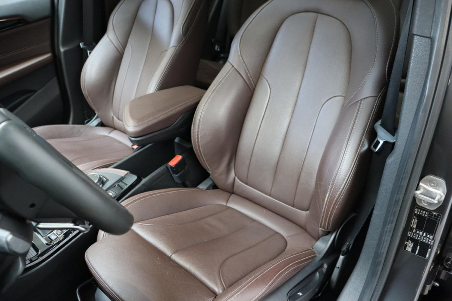 BMW X1 sDrive20i High Executive xLine Automaat / Navigatiesysteem Plus / Leder / Trekhaak / Panoramadak / 18 Inch / Extra Getint Glas / Stoelverwarming / Achteruitrijcamera / Climate Control / Head-Up Display / LED / Hifi / Sportstoelen / DAB / Lichtpakket / Parkeersensoren