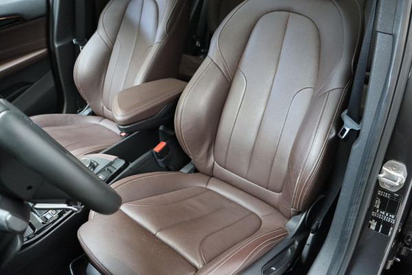 BMW X1 sDrive20i High Executive xLine Automaat / Navigatiesysteem Plus / Leder / Trekhaak / Panoramadak / 18 Inch / Extra Getint Glas / Stoelverwarming / Achteruitrijcamera / Climate Control / Head-Up Display / LED / Hifi / Sportstoelen / DAB / Lichtpakket / Parkeersensoren