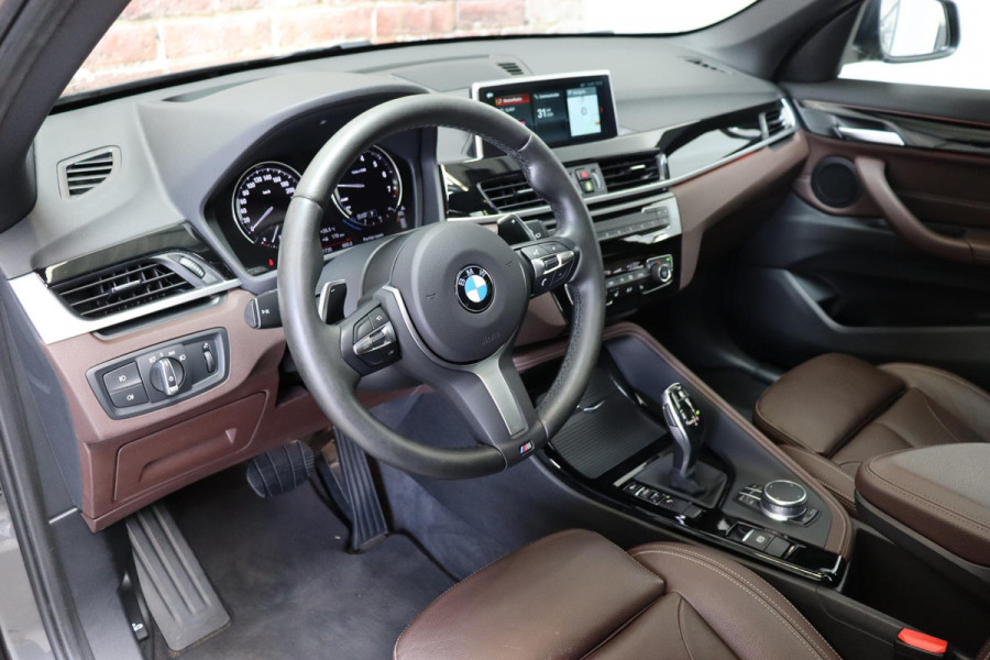 BMW X1 sDrive20i High Executive xLine Automaat / Navigatiesysteem Plus / Leder / Trekhaak / Panoramadak / 18 Inch / Extra Getint Glas / Stoelverwarming / Achteruitrijcamera / Climate Control / Head-Up Display / LED / Hifi / Sportstoelen / DAB / Lichtpakket / Parkeersensoren