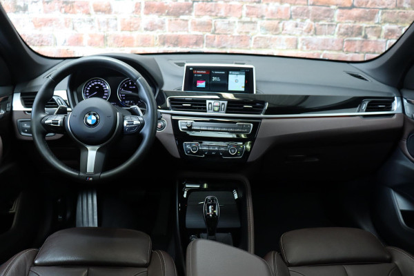 BMW X1 sDrive20i High Executive xLine Automaat / Navigatiesysteem Plus / Leder / Trekhaak / Panoramadak / 18 Inch / Extra Getint Glas / Stoelverwarming / Achteruitrijcamera / Climate Control / Head-Up Display / LED / Hifi / Sportstoelen / DAB / Lichtpakket / Parkeersensoren