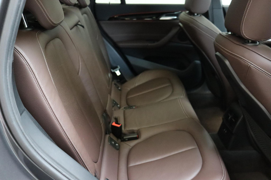 BMW X1 sDrive20i High Executive xLine Automaat / Navigatiesysteem Plus / Leder / Trekhaak / Panoramadak / 18 Inch / Extra Getint Glas / Stoelverwarming / Achteruitrijcamera / Climate Control / Head-Up Display / LED / Hifi / Sportstoelen / DAB / Lichtpakket / Parkeersensoren
