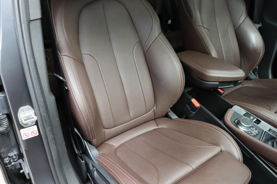BMW X1 sDrive20i High Executive xLine Automaat / Navigatiesysteem Plus / Leder / Trekhaak / Panoramadak / 18 Inch / Extra Getint Glas / Stoelverwarming / Achteruitrijcamera / Climate Control / Head-Up Display / LED / Hifi / Sportstoelen / DAB / Lichtpakket / Parkeersensoren
