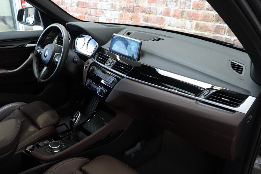 BMW X1 sDrive20i High Executive xLine Automaat / Navigatiesysteem Plus / Leder / Trekhaak / Panoramadak / 18 Inch / Extra Getint Glas / Stoelverwarming / Achteruitrijcamera / Climate Control / Head-Up Display / LED / Hifi / Sportstoelen / DAB / Lichtpakket / Parkeersensoren