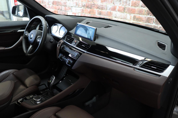 BMW X1 sDrive20i High Executive xLine Automaat / Navigatiesysteem Plus / Leder / Trekhaak / Panoramadak / 18 Inch / Extra Getint Glas / Stoelverwarming / Achteruitrijcamera / Climate Control / Head-Up Display / LED / Hifi / Sportstoelen / DAB / Lichtpakket / Parkeersensoren