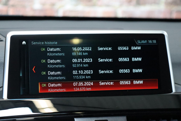 BMW X1 sDrive20i High Executive xLine Automaat / Navigatiesysteem Plus / Leder / Trekhaak / Panoramadak / 18 Inch / Extra Getint Glas / Stoelverwarming / Achteruitrijcamera / Climate Control / Head-Up Display / LED / Hifi / Sportstoelen / DAB / Lichtpakket / Parkeersensoren