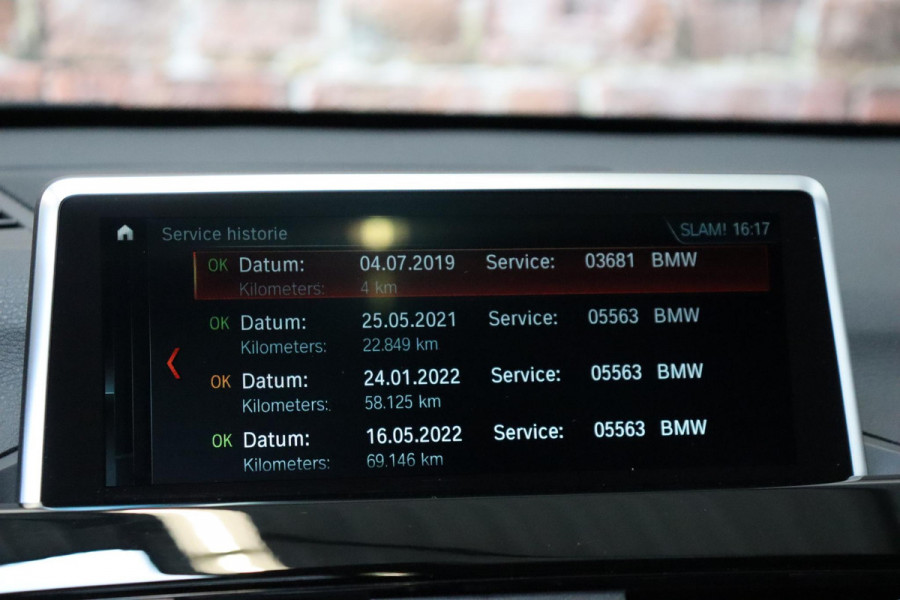 BMW X1 sDrive20i High Executive xLine Automaat / Navigatiesysteem Plus / Leder / Trekhaak / Panoramadak / 18 Inch / Extra Getint Glas / Stoelverwarming / Achteruitrijcamera / Climate Control / Head-Up Display / LED / Hifi / Sportstoelen / DAB / Lichtpakket / Parkeersensoren