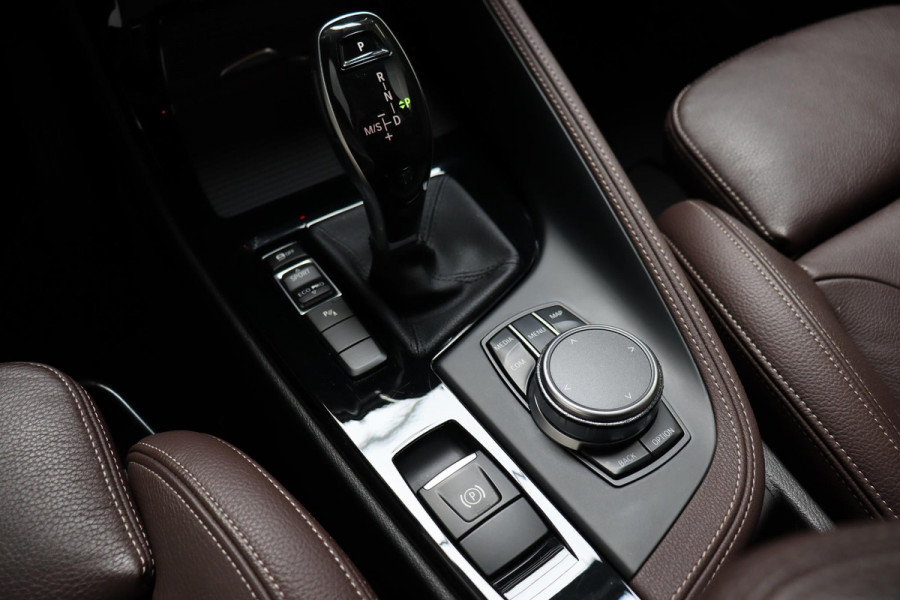 BMW X1 sDrive20i High Executive xLine Automaat / Navigatiesysteem Plus / Leder / Trekhaak / Panoramadak / 18 Inch / Extra Getint Glas / Stoelverwarming / Achteruitrijcamera / Climate Control / Head-Up Display / LED / Hifi / Sportstoelen / DAB / Lichtpakket / Parkeersensoren