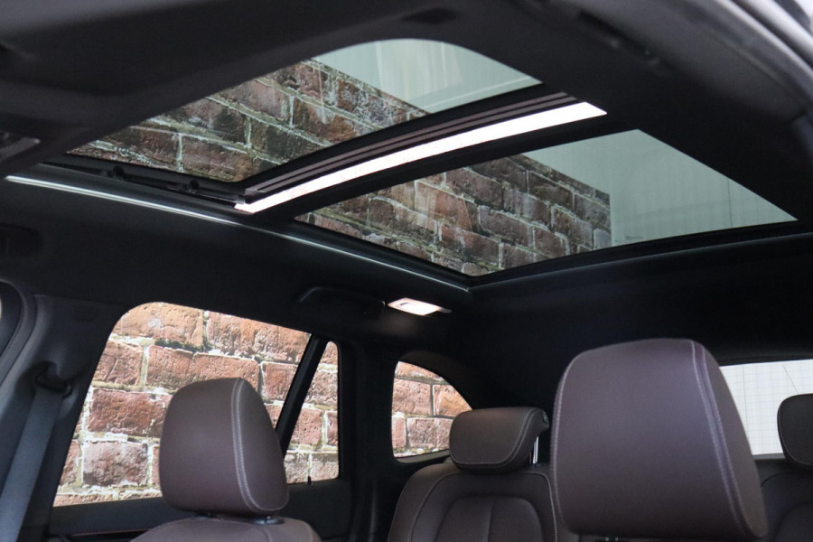 BMW X1 sDrive20i High Executive xLine Automaat / Navigatiesysteem Plus / Leder / Trekhaak / Panoramadak / 18 Inch / Extra Getint Glas / Stoelverwarming / Achteruitrijcamera / Climate Control / Head-Up Display / LED / Hifi / Sportstoelen / DAB / Lichtpakket / Parkeersensoren