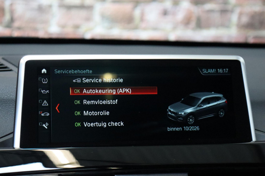 BMW X1 sDrive20i High Executive xLine Automaat / Navigatiesysteem Plus / Leder / Trekhaak / Panoramadak / 18 Inch / Extra Getint Glas / Stoelverwarming / Achteruitrijcamera / Climate Control / Head-Up Display / LED / Hifi / Sportstoelen / DAB / Lichtpakket / Parkeersensoren