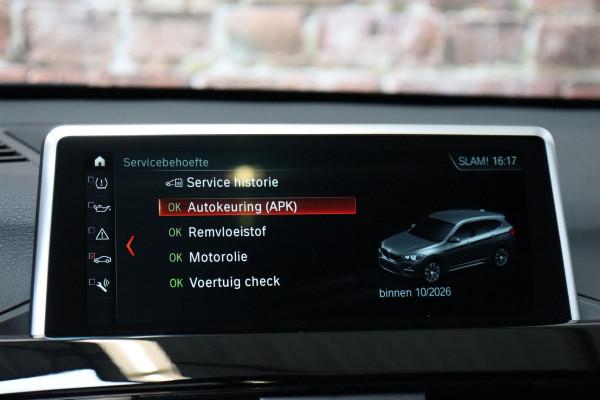 BMW X1 sDrive20i High Executive xLine Automaat / Navigatiesysteem Plus / Leder / Trekhaak / Panoramadak / 18 Inch / Extra Getint Glas / Stoelverwarming / Achteruitrijcamera / Climate Control / Head-Up Display / LED / Hifi / Sportstoelen / DAB / Lichtpakket / Parkeersensoren