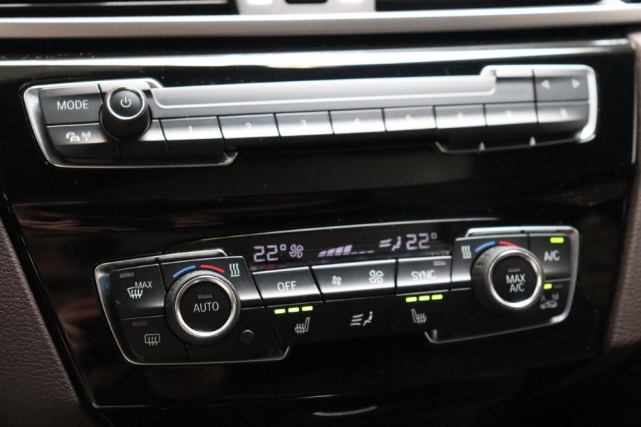 BMW X1 sDrive20i High Executive xLine Automaat / Navigatiesysteem Plus / Leder / Trekhaak / Panoramadak / 18 Inch / Extra Getint Glas / Stoelverwarming / Achteruitrijcamera / Climate Control / Head-Up Display / LED / Hifi / Sportstoelen / DAB / Lichtpakket / Parkeersensoren