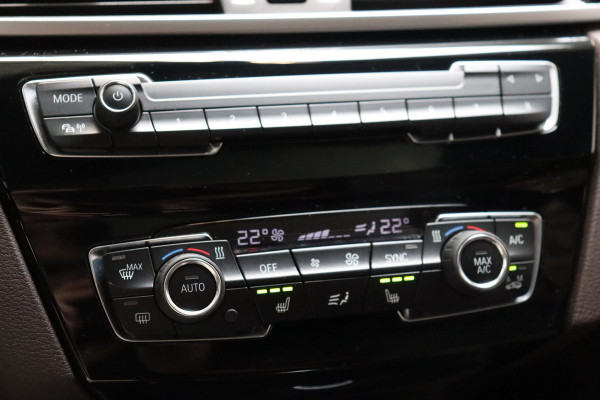 BMW X1 sDrive20i High Executive xLine Automaat / Navigatiesysteem Plus / Leder / Trekhaak / Panoramadak / 18 Inch / Extra Getint Glas / Stoelverwarming / Achteruitrijcamera / Climate Control / Head-Up Display / LED / Hifi / Sportstoelen / DAB / Lichtpakket / Parkeersensoren