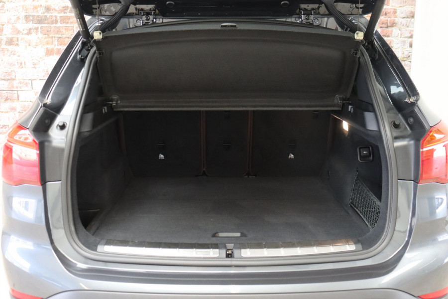 BMW X1 sDrive20i High Executive xLine Automaat / Navigatiesysteem Plus / Leder / Trekhaak / Panoramadak / 18 Inch / Extra Getint Glas / Stoelverwarming / Achteruitrijcamera / Climate Control / Head-Up Display / LED / Hifi / Sportstoelen / DAB / Lichtpakket / Parkeersensoren