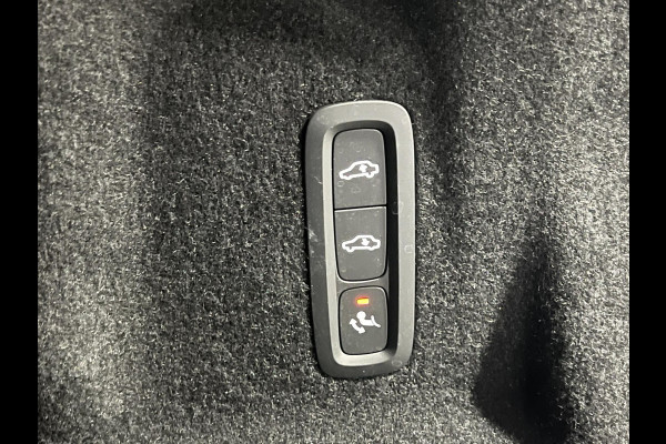 Volvo XC60 2.0 T8 Plug-in hybrid AWD Plus Dark Luchtvering | Trekhaak | Adapt. cruise | Open dak | 360 camera | Harman/Kardon | Stuur-/Stoelverwarming