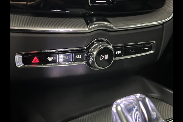Volvo XC60 2.0 T8 Plug-in hybrid AWD Plus Dark Luchtvering | Trekhaak | Adapt. cruise | Open dak | 360 camera | Harman/Kardon | Stuur-/Stoelverwarming