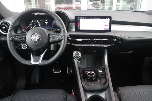 Alfa Romeo Tonale 1.3T PHEV 280PK EDIZIONE BUSINESS | AFNEEMBARE TREKHAAK | ALL SEASON BANDEN | PREMIUM PACK: LEDEREN BEKLEDING/GEVENTILEERDE VOORSTOELEN/4-VOUDIG ELEKTRISCH VERSTELBARE LENDESTEUN VOORSTOELEN/HOOGGLANS ZWARTE RAAMOMLIJSTING/AMBIENT LIGHTING | TECHNOLOGY PACK: PAARKEERWAARSCHUWING VOOR ACHTER ZIJKANT/AUTOMATISCHE INPARKEERHULP MET EXIT ASSIST/360° CAMERA/AUTONOMOUS DRIVING LEVEL 2 MET O.A. ADAPTIVE CRUISE CONTROL/BLIND SPOT DETECTION/AUTOMATISCH DIMMENDE BUITENSPIEGELS/ELEKTRISCH BEDIENBARE ACHTERKLEP/DRAADLOZE TELEFOONLADER | WINTERPACK: STOELVERWARMING VOOR/STUURVERWAR