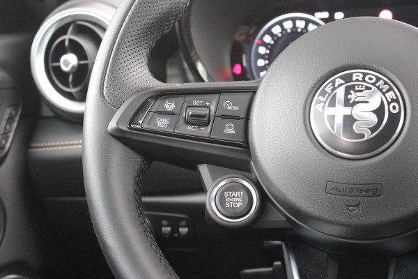 Alfa Romeo Tonale 1.3T PHEV 280PK EDIZIONE BUSINESS | AFNEEMBARE TREKHAAK | ALL SEASON BANDEN | PREMIUM PACK: LEDEREN BEKLEDING/GEVENTILEERDE VOORSTOELEN/4-VOUDIG ELEKTRISCH VERSTELBARE LENDESTEUN VOORSTOELEN/HOOGGLANS ZWARTE RAAMOMLIJSTING/AMBIENT LIGHTING | TECHNOLOGY PACK: PAARKEERWAARSCHUWING VOOR ACHTER ZIJKANT/AUTOMATISCHE INPARKEERHULP MET EXIT ASSIST/360° CAMERA/AUTONOMOUS DRIVING LEVEL 2 MET O.A. ADAPTIVE CRUISE CONTROL/BLIND SPOT DETECTION/AUTOMATISCH DIMMENDE BUITENSPIEGELS/ELEKTRISCH BEDIENBARE ACHTERKLEP/DRAADLOZE TELEFOONLADER | WINTERPACK: STOELVERWARMING VOOR/STUURVERWAR