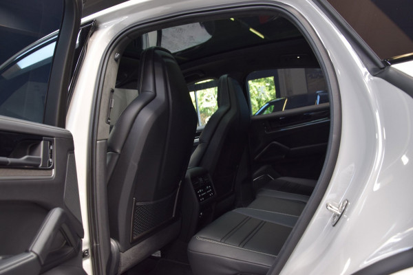 Porsche Cayenne Coupé 4.0 Turbo V8 E-Hybrid Panoramadak|Keramisch|My 2024|Nwp.244000|Org.NL|1e Eig.|739pk!!|BTW