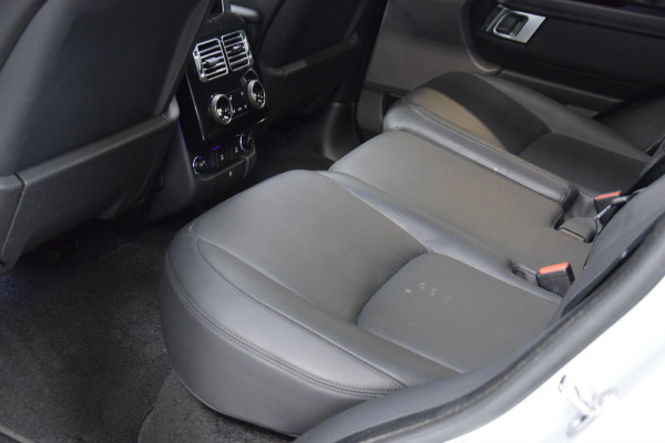 Land Rover Range Rover P400e Vogue SVO Premium Palette Silver