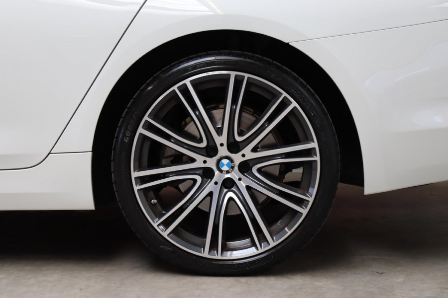 BMW 5 Serie Sedan 530i High Executive Sport Line Automaat / Navigatiesysteem Professional / Schuif-/kanteldak / Active Protection / Sfeerverlichting / Comfortstoelen / 20 Inch / Soft Close / Adaptieve LED-koplamp / Driving Assistant / Extra Getint Glas