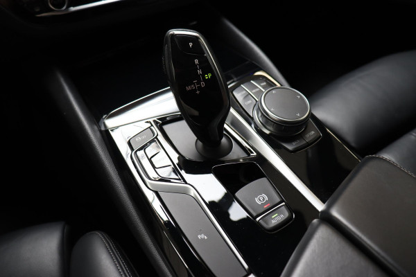 BMW 5 Serie Sedan 530i High Executive Sport Line Automaat / Navigatiesysteem Professional / Schuif-/kanteldak / Active Protection / Sfeerverlichting / Comfortstoelen / 20 Inch / Soft Close / Adaptieve LED-koplamp / Driving Assistant / Extra Getint Glas