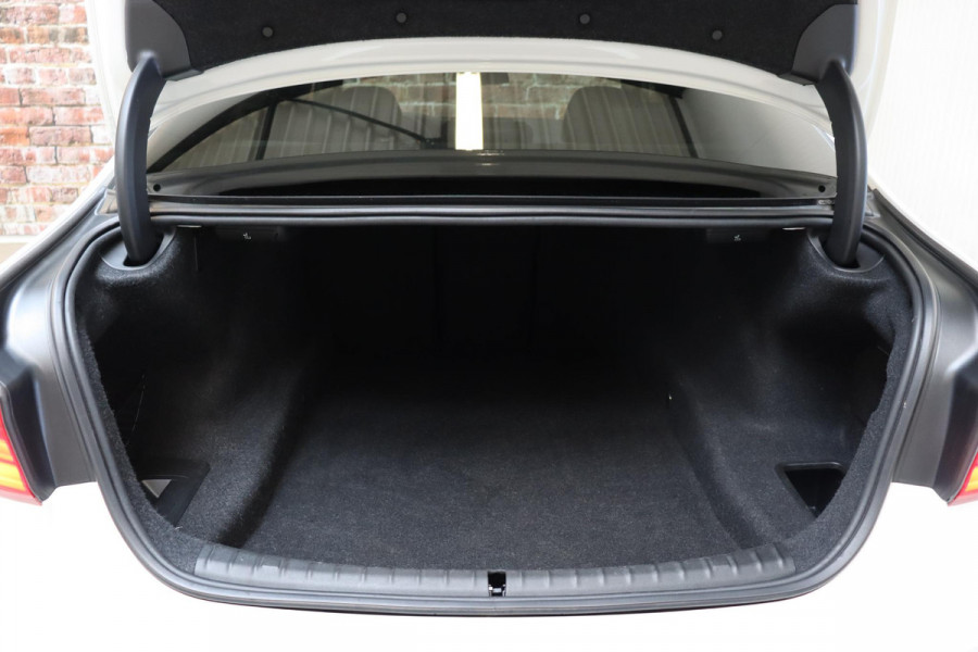 BMW 5 Serie Sedan 530i High Executive Sport Line Automaat / Navigatiesysteem Professional / Schuif-/kanteldak / Active Protection / Sfeerverlichting / Comfortstoelen / 20 Inch / Soft Close / Adaptieve LED-koplamp / Driving Assistant / Extra Getint Glas